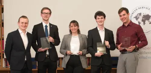 Gruppenfoto von fünf jungen Erwachsenen bei einer Auszeichnung des Vereins Österreichischer Auslandsdienst